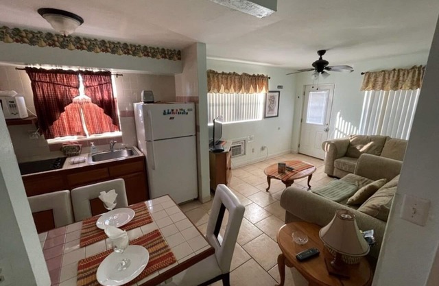 Beachy one bedroom condo hotel. 200 yards to Clearwater Beach