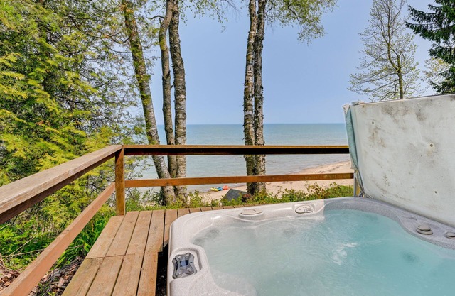 Beachy Palms Cottage on Lake Huron w/ Hot Tub!