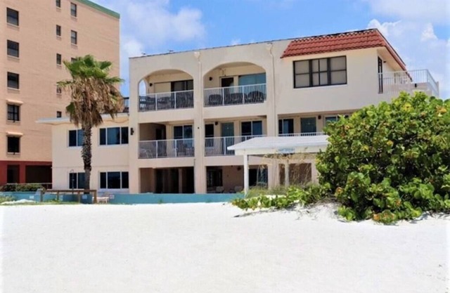 Beachy Relaxing Condo, Steps to Beach, Pool, Grill