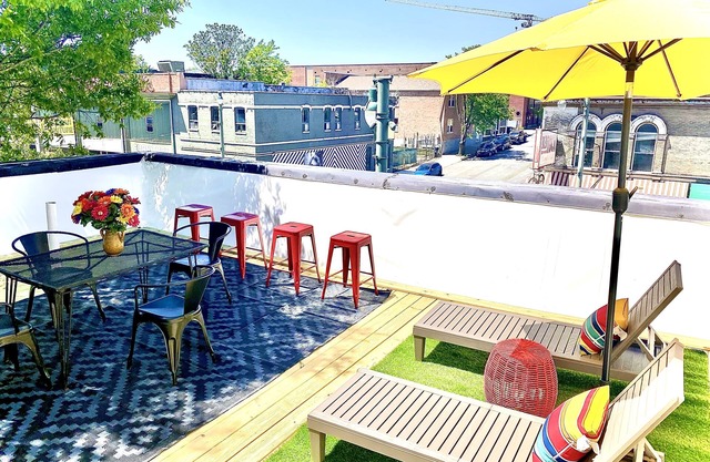 Beale 2 blocs: 3400 pieds carrés, 11 lits, garage 2 voitures, terrasse sur le toit, chariot devant