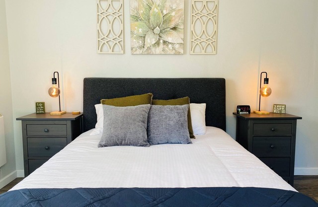 — Bear Bungalow Hot Springs — Fully Remodeled, Convenient Location