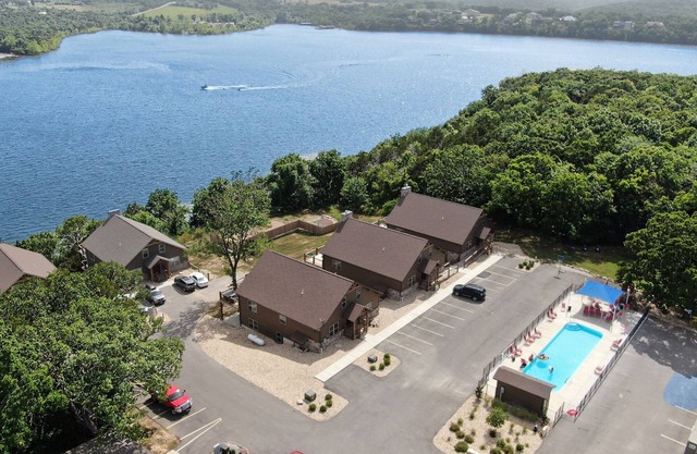 “Bear Claw" - Cabin w/Bluff Lake View Near Branson w Pickleball Court!