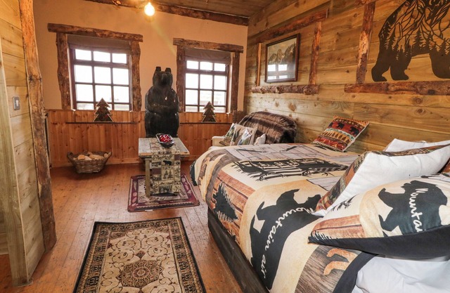BEAR CLAW LODGE, pet friendly, with a garden in Castlerock