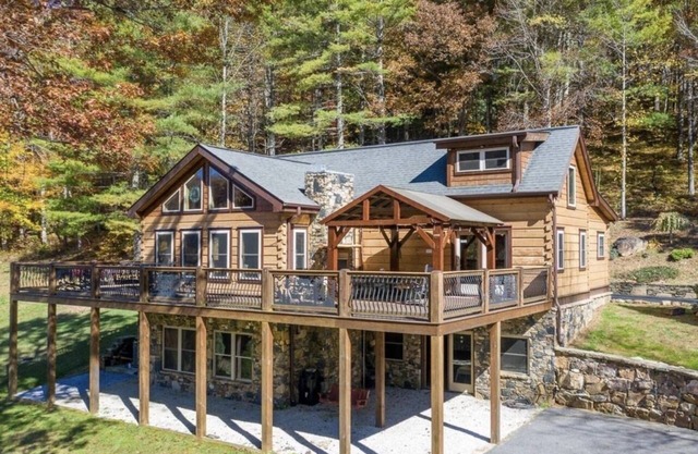 All Amenities! Hot Tub+Fire Pit, Fireplace, Mtn Lodge, Private, WiFi, Grill!
