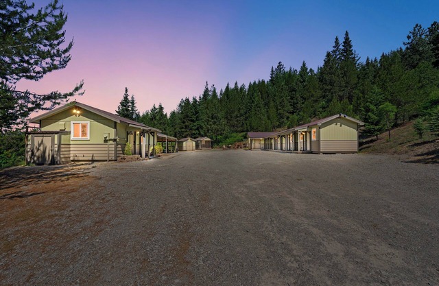 Bear Creek Cabins - Family & Group Private Mountain Retreat