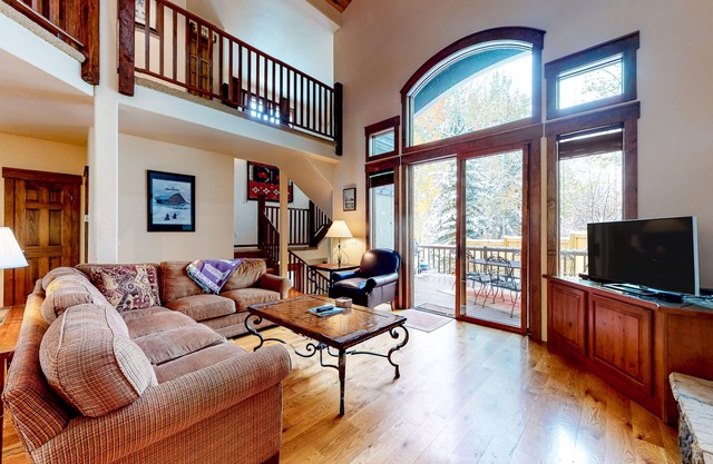 Bear Creek Duplex with Private Hot Tub, Mountain View, Fireplace & Deck