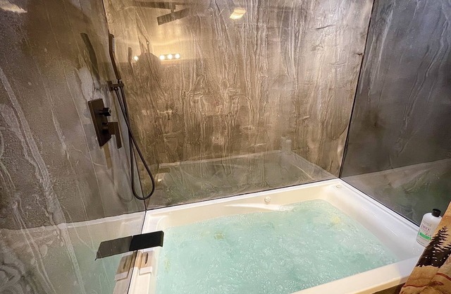 Cabin Suite (end unit 1 king) - Bear Creek Resort - Cabin Suite (end unit 1 king)