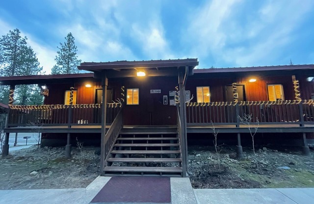Lower Cabin Suite (1 King Bed) - Bear Creek Resort - Lower Cabin Suite (1 King Bed)