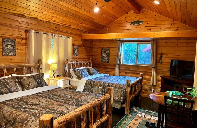 Upper Cabin Suite (double queen) - Bear Creek Resort - Upper Cabin Suite (double queen)