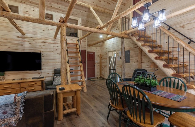 Bear Den ⁓ Fire pit ⁓Hammocks ⁓BBQ ⁓Yellowstone
