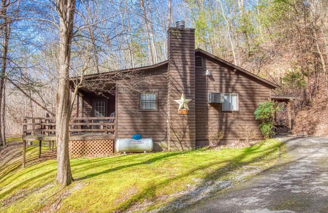 Bear Den, Hot Tub, Cozy Cabin Retreat in the Smokies Comfort & Fun for All