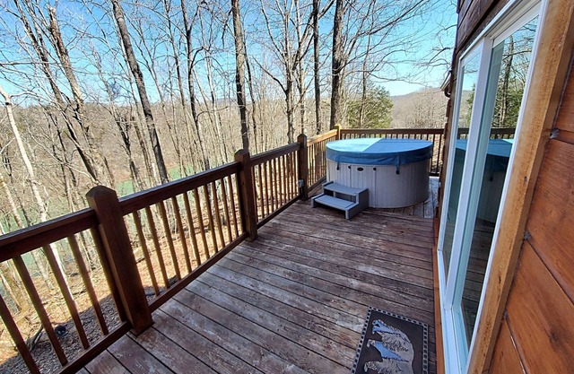 Bear Footin' - Cheerful 8 BR / 4 Bath w/hot tub!