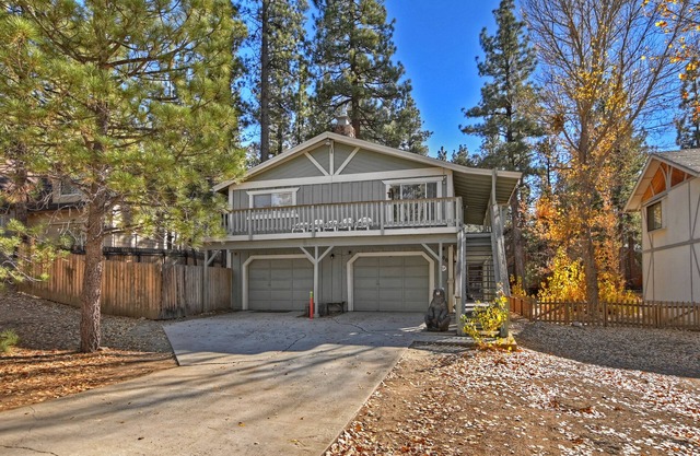 Bear Hug Lodge-Spa/BBQ/Game/Fitness rooms. Short distance from lake and hiking.