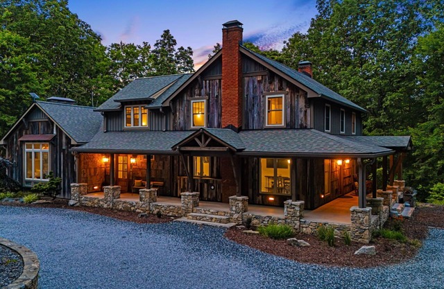 Bear Hug Retreat by Carolina Mornings | Gourmet Kitchen +Biltmore Pass 🔪