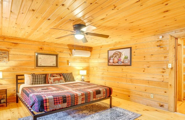 Bear In Flannel Cabin/Hot Tub