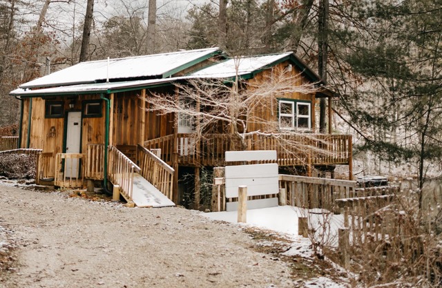 Belle cabine à côté du lac de 7 acres qui vient w / bateau et le pont surplombant l'eau!