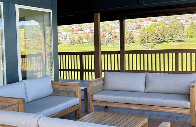 Bear Lake Cabin on golf course. Ideal Beach access, private hot tub, hammocks!