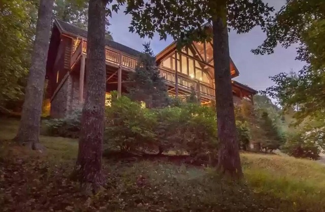 Bear Lodge at Misty Mountain - Stunning Pet Friendly Luxury Log Cabin with Grandfather Views!
