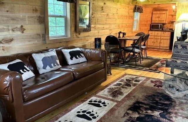 Bear Lodge-Cozy Cabin on 30 acres within minutes of Notre Dame !