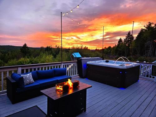 Bear Mountain Lodge. 560 Acre Wooded Estate.