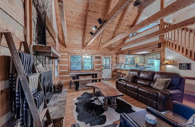 Bear Pause Cabin 3 BR/3BA Amazing view of the Lake
