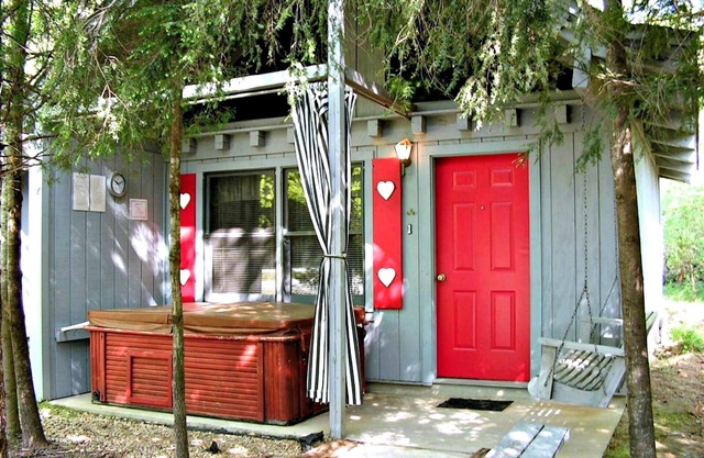Bear Paw Cottage (# 4 Queen) Adorable; bain à remous; Animaux acceptés, 2 adultes / 2 enfants maximum