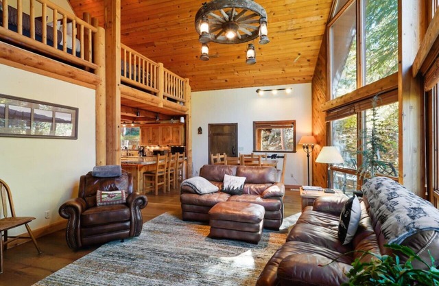 Bear Tooth Lodge w/ Hot Tub & Stuart Falls Views