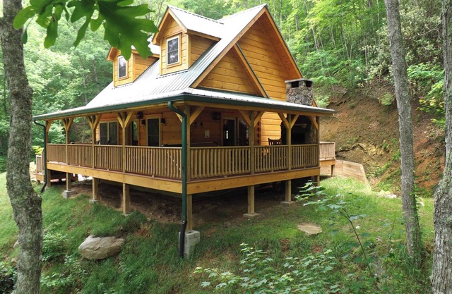 Bear Tree-Pet Friendly, Private Luxury Cabin Rental, 30 Minutes to the Great Smoky Mountains, Rafting-Nantahala NC