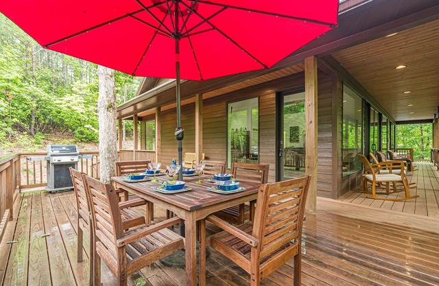 Bearadise Bungalow | Luxurious Canopy Retreat | Hot Tub | Fire Pit | Pool Table