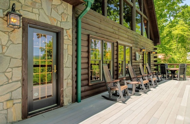 Bearadise Inn- Luxury Cabin in Whittier NC