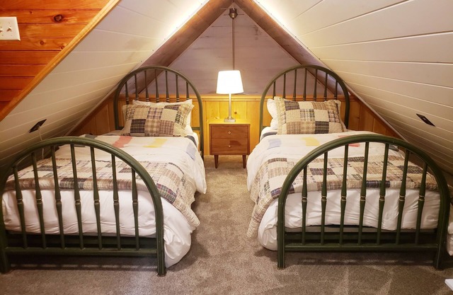 Bearbrook: A Cozy Mountain Cabin, hiking and outdoor adventures await you!