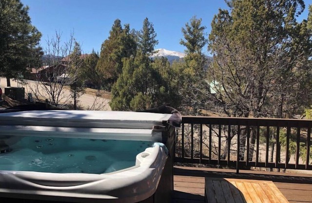BearLuckLodge! Amazing Cabin-Hot Tub, Views, Game Room/Arcade, Location, Peloton
