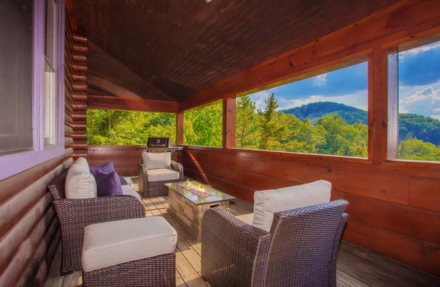 Bear Mountain Getaway: Vues sur la montagne! Isolé, Top Services, Hot Tub, à proximité des attractions!