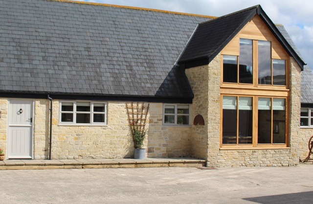 BEARS DEN, pet friendly, luxury holiday cottage in East Stour