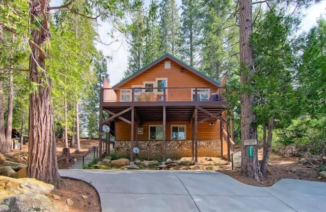 Bears Den & Little Bear est une maison en duplex avec 5 chambres et 3 salles de bains