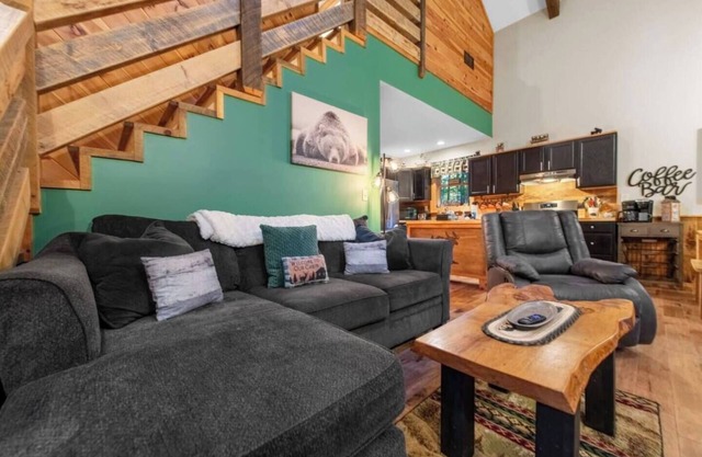 'Beary Cozy Cabin' - Dogs Welcome! Ellijay-HotTub