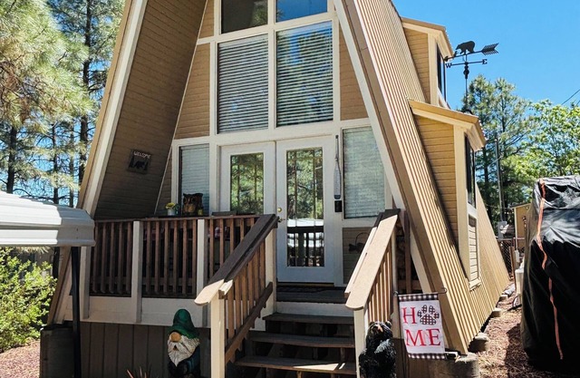 “Beary” cozy cabin in Show Low pines!