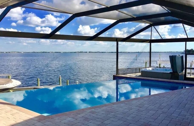Riverfront Dream - Piscine d'eau salée | Spa | Gymnase | 4BR
