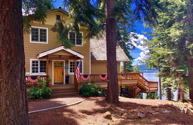 Lakefront Home au lac Almanor Country Club - de belles vues! Quai privé / bouée