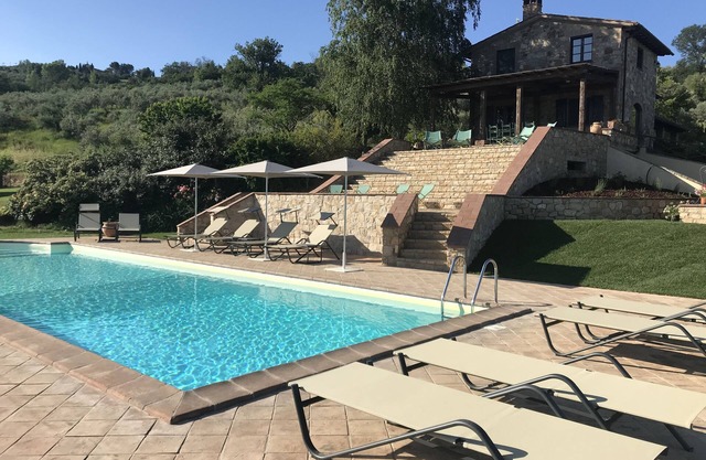 Magnifiquement rénové ferme en Ombrie, piscine, vue imprenable, 10-12 personnes
