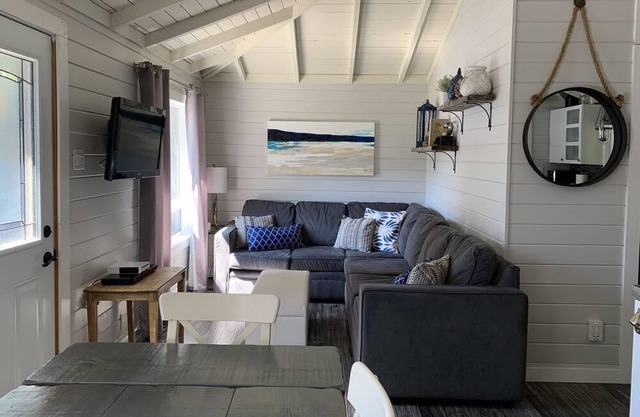 Beautiful waterfront cottage with many amenities in Grenville-sur-la-Rouge, QC