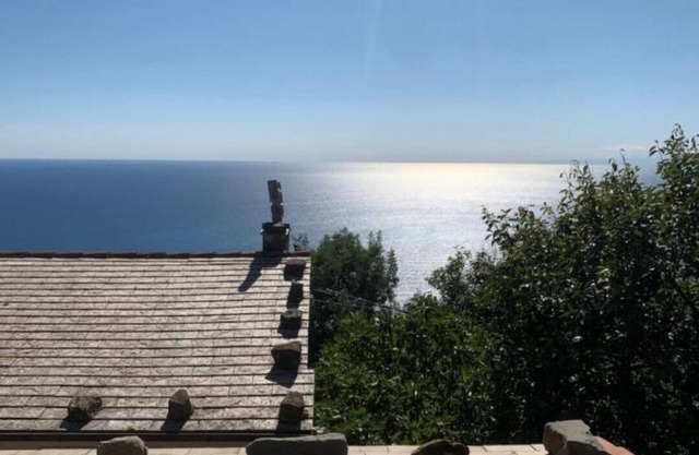 Belle maison avec terrasse vue mer, parking privé, sur les collines des 5 Terres