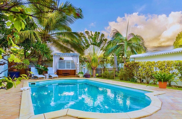 Belle villa tropicale, piscine & jacuzzi privatif -Proche lagon, centre village