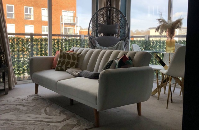 Beautiful 1-Bed Apartment in Redhill