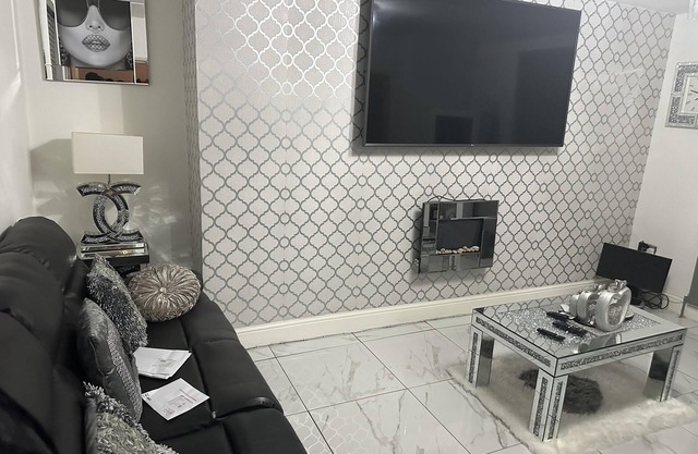 Beautiful 1-Bed House in Bradford