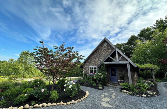 Superbe propriété de 13 acres sur la rivière Sheepscot avec 2 chambres Cottage & Air Stream
