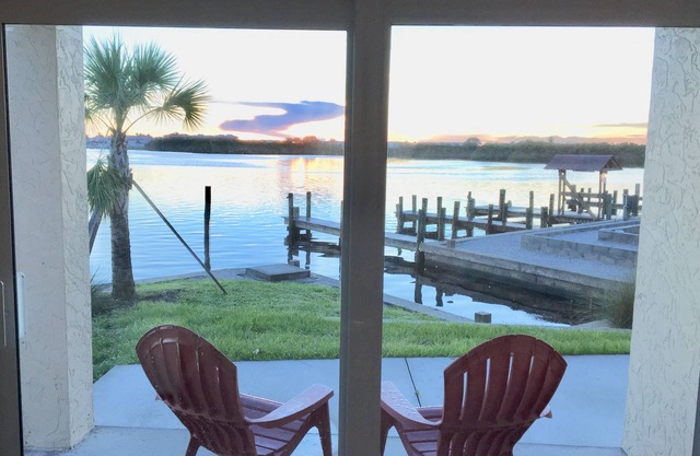 Beautiful Ground Fl Bayfront Condo Droit sur Lemon Bay avec des levers de soleil à couper le souffle