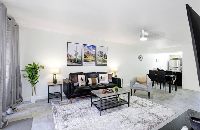 Beautiful 1st floor poolside 2-bedroom condo 5 min walk to Old Town Scottsdale..