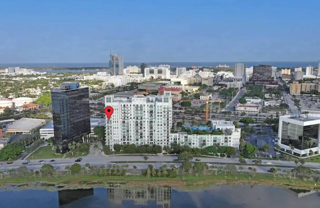 Beautiful 2/2 Corner Unit in WPB