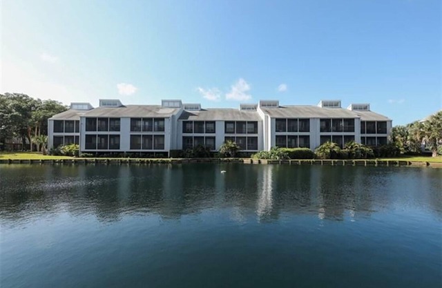 Beautiful 2/2 condo-Near beaches